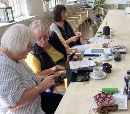 Ruth (tv) og Jette udveksler inspiration, Mona har travlt med strikkepindene