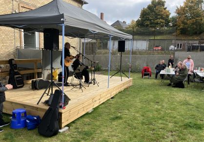 Foto fra indvielsen af den nye udendørs scene i Frivilligcenter Næstved - De Sociale Foreningers Hus