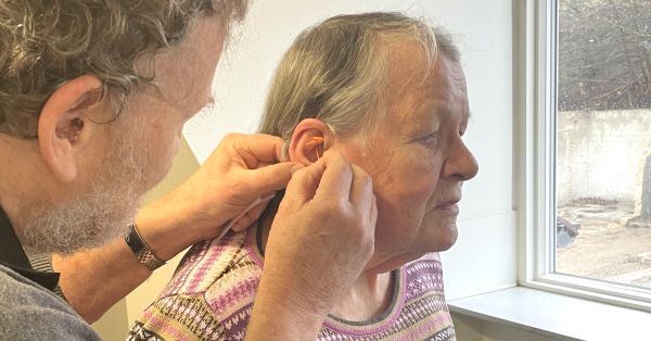 Margit Sveigaard modtager Nadabehandling af Poul Mejlvang