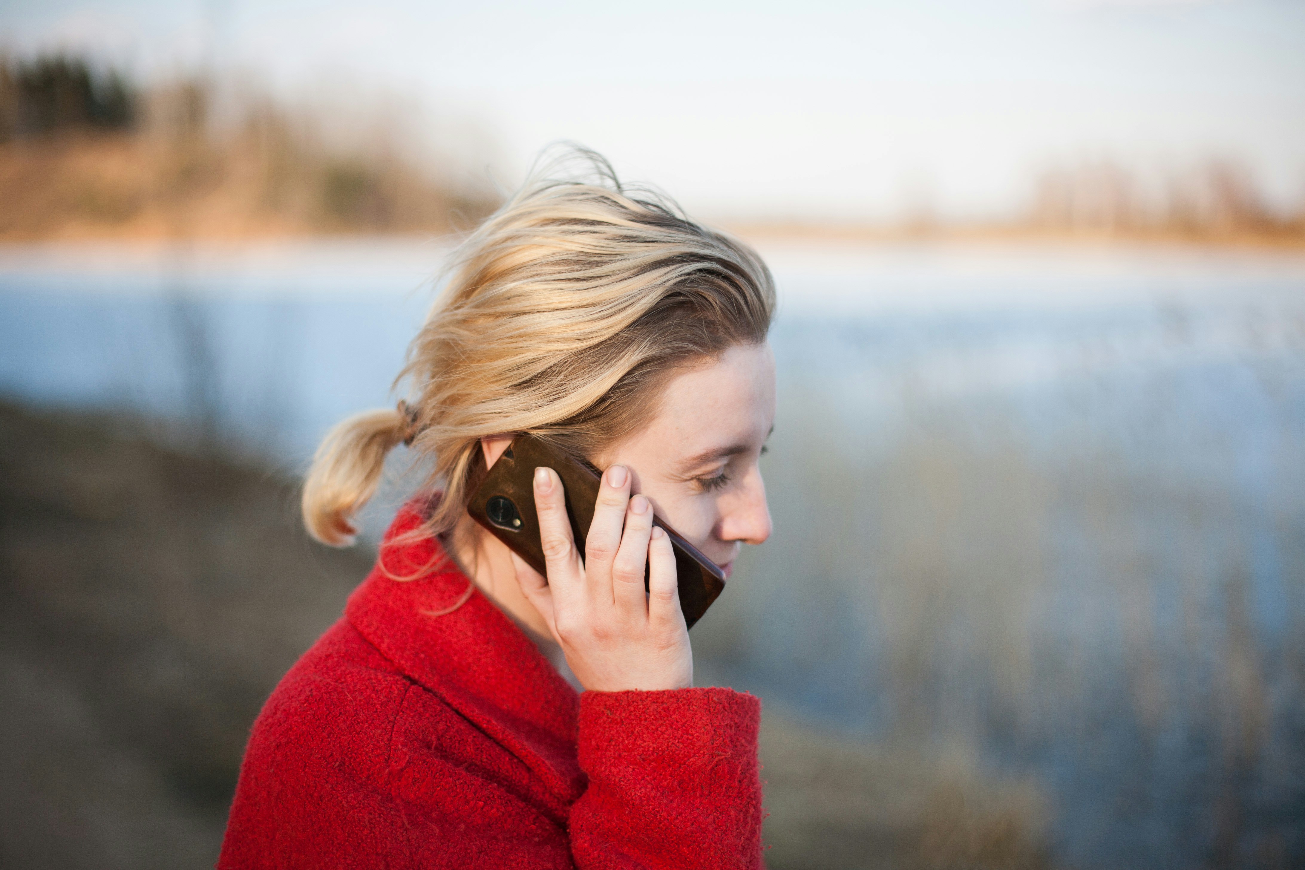 Billede af en kvinde, der taler i telefon