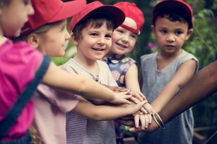 Foto af en børn samlet i en gruppe