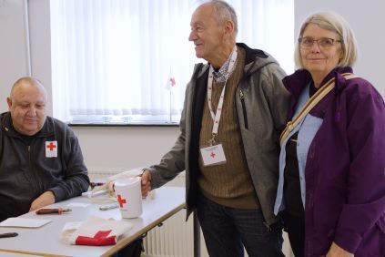 Udlevering af materialer til landsindsamling i Røde Kors Næstved-Fuglebjerg