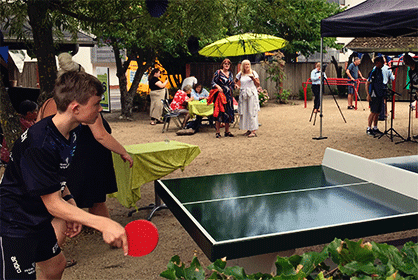 Foto hvor bordtennisbord i brug og træningsredskaber ses. Fra vores jubilæumsfest i 2021