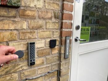 Foto af nøglebrik og indgangsdør