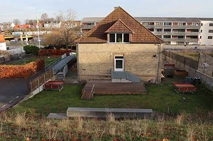 Efter-billede af huset fra skråningen